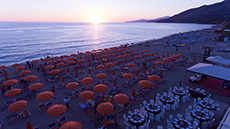 Veduta aerea della spiaggia al tramonto