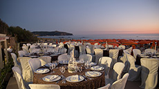 I tavoli del ristorante con vista sul tramonto di Palinuro